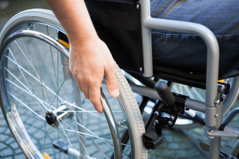 Viver com mobilidade reduzida em Portugal: as dificuldades dentro e fora de casa